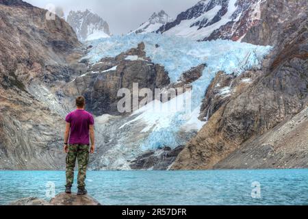 Un uomo di fronte al Mirador del Glaciar Piedras blancas a El Chalten, Argentina. Foto Stock