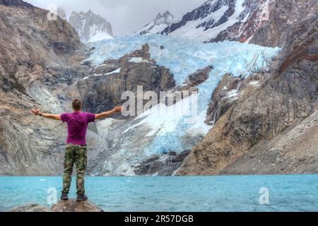 Un uomo di fronte al Mirador del Glaciar Piedras blancas a El Chalten, Argentina. Foto Stock