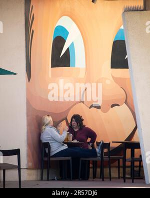 Due clienti cenano nell'area esterna con posti a sedere del ristorante Bob's Big Boy nell'area del lago Toluca di Los Angeles, California, mercoledì 17 febbraio 2021. Foto Stock