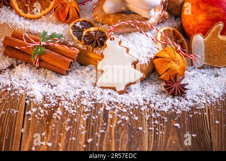 Concetto di festa di Natale con biscotti di Natale, frutta e spezie su una superficie di legno, banner. Messa a fuoco selettiva, spazio di copia per il testo Foto Stock