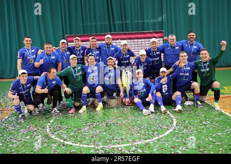 IVANO-FRANKIVSK, UCRAINA - 31 MAGGIO 2023 - i giocatori del FC KhIT Kyiv posa per una foto mentre festeggiano vincendo il VBET Extra League 2022/2023 cham Foto Stock