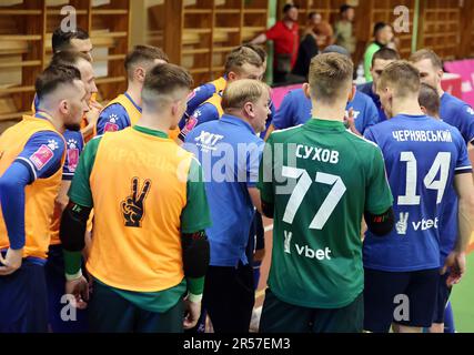 IVANO-FRANKIVSK, UCRAINA - 31 MAGGIO 2023 - Coach of FC KhIT Kyiv Oleh Lukianenko parla alle sue cariche durante la VBET Extra League 2022/2023 Match 5 ag Foto Stock