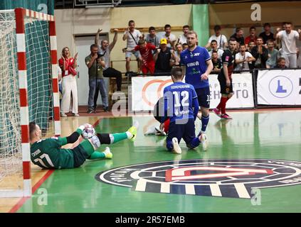 IVANO-FRANKIVSK, UCRAINA - 31 MAGGIO 2023 - i giocatori del FC KhIT Kyiv (kit blu) e del FC Urahan Ivano-Frankivsk (kit nero) sono visti in azione durante il V Foto Stock