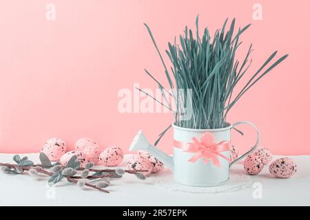 Decorazioni pasquali con focalizzazione selettiva. Vacanza ancora vita con uova decorative e annaffiatoio con spazio copia per il testo Foto Stock