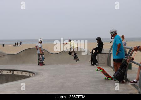 Gli skateboard si allenano al Venice Skate Park di Los Angeles, California, domenica 11 aprile 2021. Foto di Raquel G Frohlich. Foto Stock
