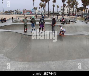 Gli skateboard si allenano al Venice Skate Park di Los Angeles, California, domenica 11 aprile 2021. Foto di Raquel G Frohlich. Foto Stock