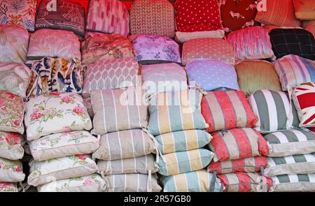 Uno stallo del mercato al dettaglio vendere una varietà di cuscini morbidi. Foto Stock
