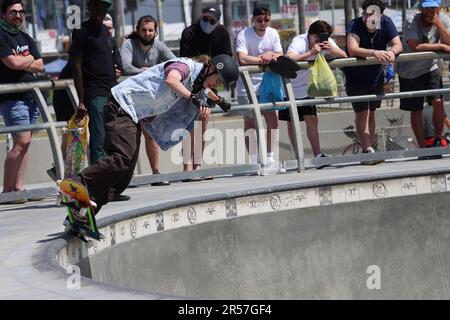 Gli skateboard si allenano al Venice Skate Park di Los Angeles, California, domenica 11 aprile 2021. Foto di Raquel G Frohlich. Foto Stock