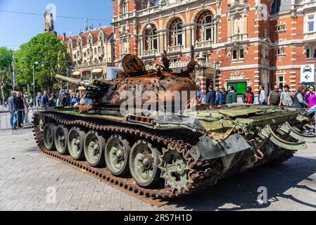 26 maggio 2023, Amsterdam, Paesi Bassi, Un carro armato russo danneggiato esposto a piazza Leidesplein Amsterdam Foto Stock