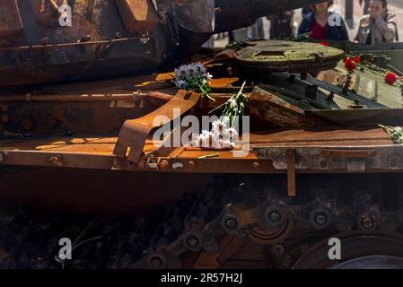 26 maggio 2023, Amsterdam, Paesi Bassi, Un carro armato russo danneggiato esposto a piazza Leidesplein Amsterdam Foto Stock