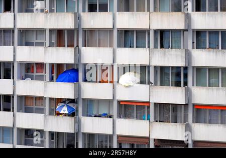 Karlsruhe, Durlach, edificio alto, facciata, tetto piatto, condominio, silo residenziale, balconi Foto Stock