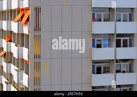 Karlsruhe, Durlach, edificio alto, facciata, tetto piatto, condominio, silo residenziale, balconi Foto Stock