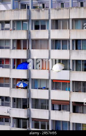 Karlsruhe, Durlach, edificio alto, facciata, tetto piatto, condominio, silo residenziale, balconi Foto Stock