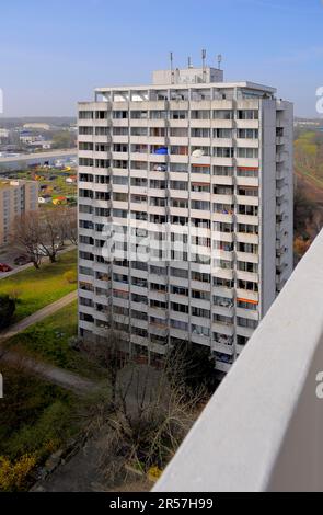 Karlsruhe, Durlach, edificio alto, facciata, tetto piatto, condominio, silo residenziale, balcone, balconi Foto Stock