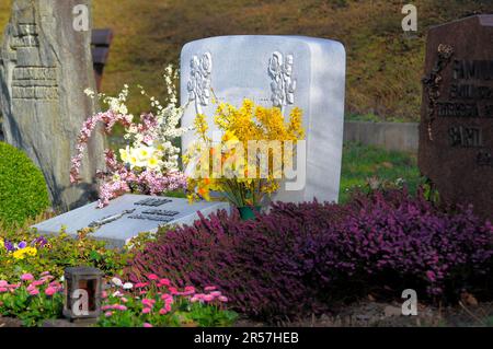 Tombe nel cimitero della foresta di Maulbronn, tomba decorata con fiori Foto Stock