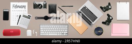 Grande collage di dispositivi moderni con cancelleria e calendario per ufficio su sfondo grigio Foto Stock