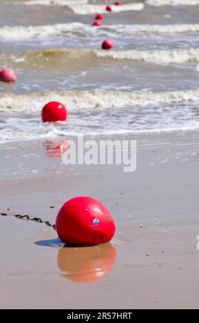 Boe segnaletiche canale per imbarcazioni a motore che partono dalla spiaggia di Clacton on Sea Foto Stock