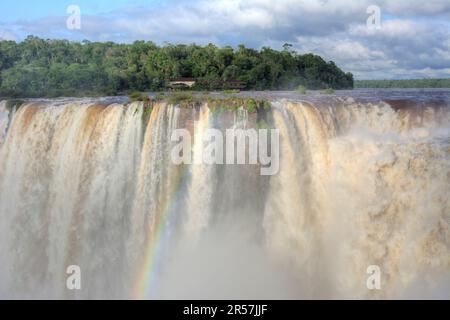 Guarda la Gola del Diavolo delle Cascate di Iguazu al confine tra Argentina e Brasile Foto Stock