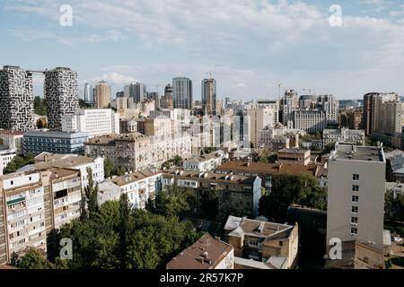 Vista aerea mozzafiato del moderno paesaggio urbano, che cattura la vibrante città di Kyiv Foto Stock