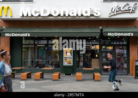 McDonald's e McCafé esterni in Piazza Slaveykov, Sofia, Bulgaria, Europa orientale, Balcani, UE Foto Stock