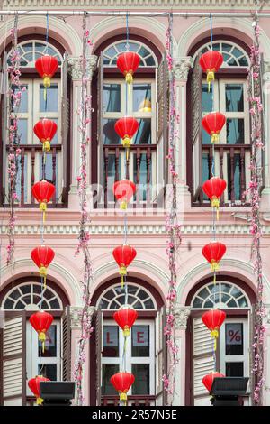 Le lanterne cinesi al di fuori di un edificio in Singapore Foto Stock