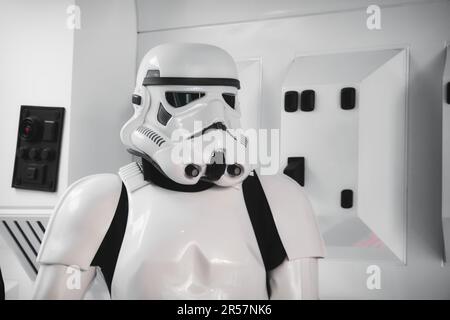 Un stormtrooper del film di Star Wars in costume completo di armatura in piedi in un ambiente di sfondo astronave Foto Stock