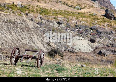 RIPPONVALE, CENTRALE OTAGO, NUOVA ZELANDA - FEBBRAIO 17 : Old carrozza di cannoni in legno nella zona mineraria dell'oro di Ripponvale, in Nuova Zelanda, il prossimo Febbraio Foto Stock