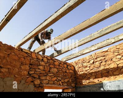 Mauritania, regione di Adrar, Entkemkemt, lavoratore Foto Stock