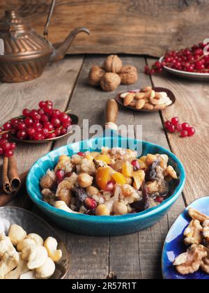 Gustoso budino all'arca Noè in una ciotola creamica, sani muesli su un rustico tavolo di legno, cibi freschi e biologici tradizionali Foto Stock