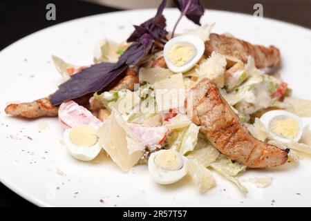 La Caesar salad sulla piastra bianca Foto Stock