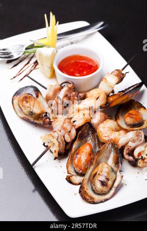 Primo piano di pesce Kebab e cozze Foto Stock