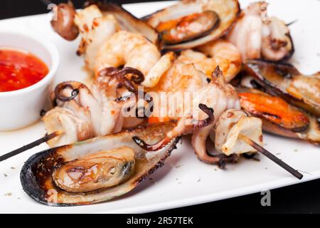 Primo piano di pesce Kebab e cozze Foto Stock