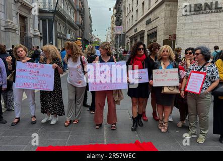 Napoli molte donne si sono riunite per dare vita al flash Mob su via Toledo per Giulia Tramontano la ragazza incinta di 7 mesi uccisa dal suo compagno Alessandro Imagnatiello. Femicida "horror sul suo corpo" Foto Stock