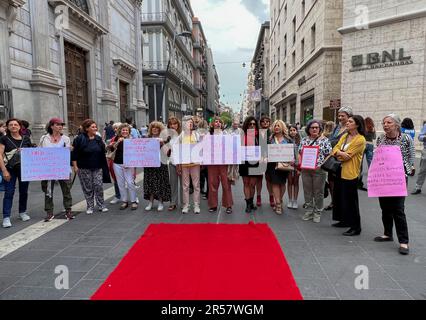 Napoli molte donne si sono riunite per dare vita al flash Mob su via Toledo per Giulia Tramontano la ragazza incinta di 7 mesi uccisa dal suo compagno Alessandro Imagnatiello. Femicida "horror sul suo corpo" Foto Stock