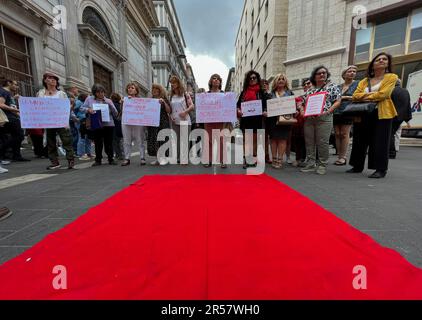 Napoli molte donne si sono riunite per dare vita al flash Mob su via Toledo per Giulia Tramontano la ragazza incinta di 7 mesi uccisa dal suo compagno Alessandro Imagnatiello. Femicida "horror sul suo corpo" Foto Stock