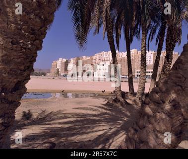 All'estremità orientale del deserto di Rub el Kali, nel Wadi Hadramaut, si trova la città vecchia di Shibam, patrimonio dell'umanità dell'UNESCO, Yemen Foto Stock