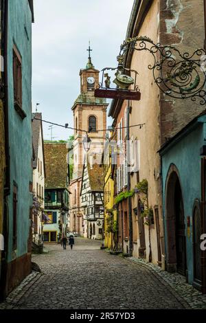 Case medievali colorate a graticcio, Riquewihr, Grand Est, Alto Reno, Alsazia, Francia Foto Stock