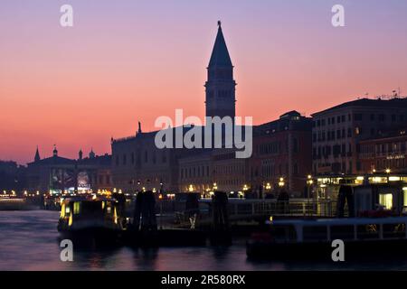 Palazzo Ducale, Torre di San Marco, Basilica di San Marco, Venezia, Veneto, Palazzo Ducale, Campanile di San Marco, Basilica di San Marco, Venezia, Regione Foto Stock