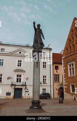 Cracovia, Polonia - 2 maggio 2023: - La Cattedrale di S. Chiesa di Pietro e Paolo con statue di santi sulla via Grodka nella città vecchia di Cracovia. In primo piano Foto Stock