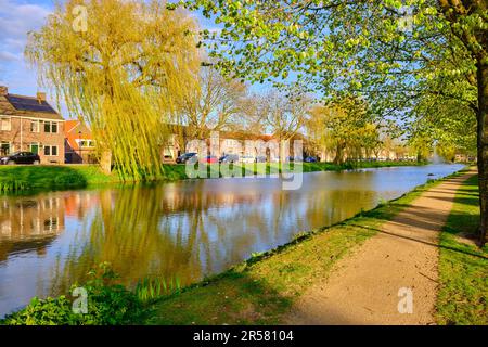 Culemborg, Paesi Bassi - Aprile 25 2023. Il canale di Triosingel nella provincia olandese di Gelderland nella soleggiata giornata primaverile. Foto Stock