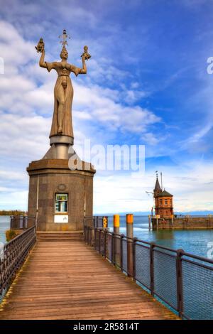 Statua di Imperia, porto, lago di Costanza, Costanza, Baden-Wuerttemberg, Di Peter Lenk, Germania Foto Stock