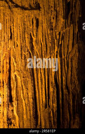 Hang Sung Sot o grotte a sorpresa. Isola di Bo Hon. Baia di ha along. Vietnam Foto Stock