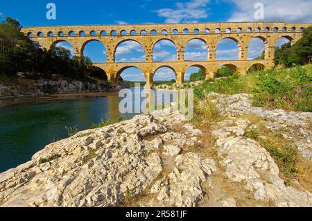 Pont du Gard, acquedotto romano, fiume Gardon, Vers-Pont-du-Gard, dipartimento del Gard, Provenza, Francia Foto Stock