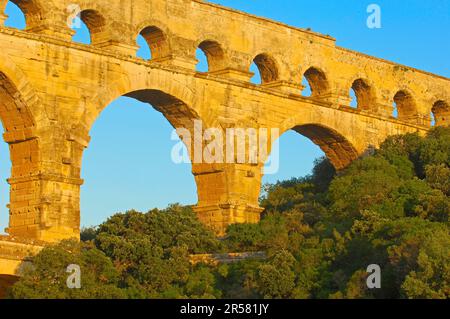 Pont du Gard, acquedotto romano, attraverso il Gardon, Vers-Pont-du-Gard, dipartimento del Gard, Provenza, Francia Foto Stock