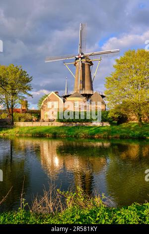 Culemborg, Paesi Bassi - Aprile 25 2023. Mulino a vento 'dé hoop' nella provincia olandese di Gelderland in sole giornate primaverili. Riflessi nell'acqua. Foto Stock