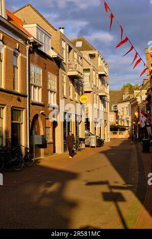 Culemborg, Paesi Bassi, 25 aprile 2023; via dello shopping Everwijnstraat nel centro della città fortificata. Foto Stock
