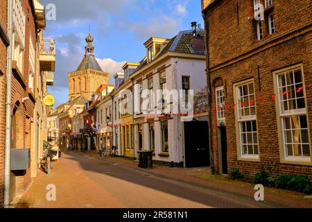 Culemborg, Paesi Bassi, 25 aprile 2023; via dello shopping Everwijnstraat nel centro della città fortificata. Foto Stock