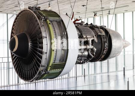 Coruna, Spagna; 18 maggio 2023: Vista del motore per aerei Boeing 747 esposto nel Museo Nazionale della Scienza e della tecnologia di Una Coruna, Spagna Foto Stock