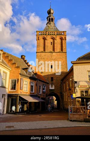 Culemborg, Paesi Bassi, 25 aprile 2023; porta cittadina nella città fortificata di Culemborg, nella provincia di Gelderland, nei Paesi Bassi. Foto Stock