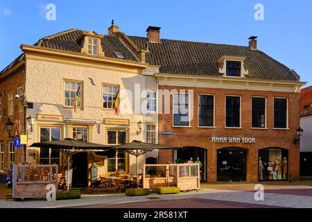 Culemborg, Paesi Bassi, 25 aprile 2023; brasserie e negozio belgi nella città fortificata di Culemborg, nella provincia di Gelderland, nei Paesi Bassi Foto Stock